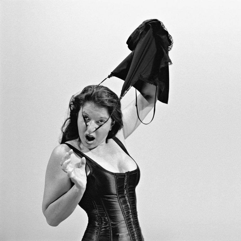 Marina Abramović: Milion volti da bi ugasila sveću!?