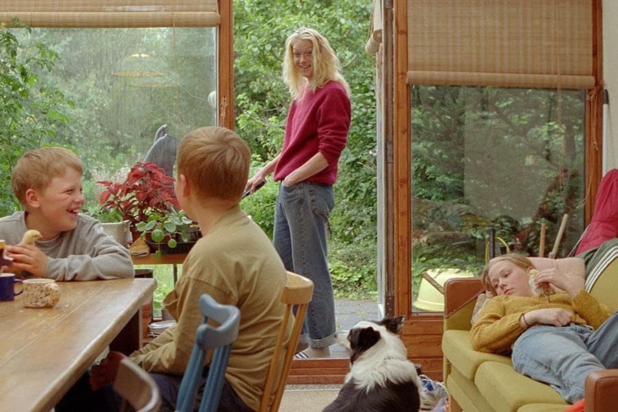 Ída Mekkín Hlynsdóttir, Grímur Hlynsson, Þorgils Hlynsson, and Saga Garðarsdóttir in The Love That Remains (2025)