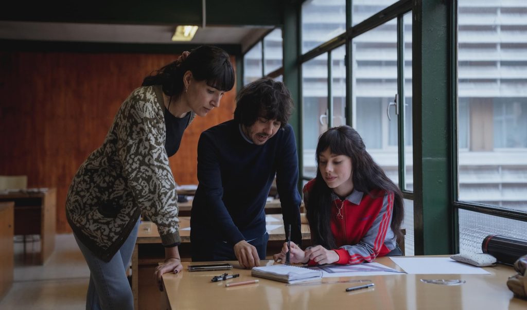 Isabel Peña, Pedro Martín-Calero, and Ester Expósito in El llanto (2024)