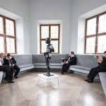 Maja Bekan “Social Room”, constructed situation and space with museum guards, 2017, foto Bartosz Górka, ljubaznošću umetnice