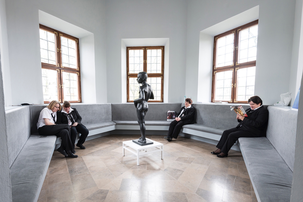 Maja Bekan “Social Room”, constructed situation and space with museum guards, 2017, foto Bartosz Górka, ljubaznošću umetnice