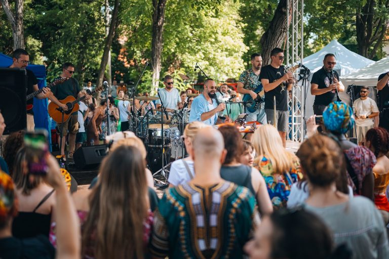 PUT OKO SVETA U JEDNOM DANU – humanitarni događaj u bašti Muzeja afričke umetnosti