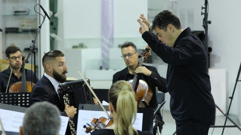 Tribina komp, Djordje Vasiljevic, harmonika bko Ljubica Maric, dir Rade Pejcic