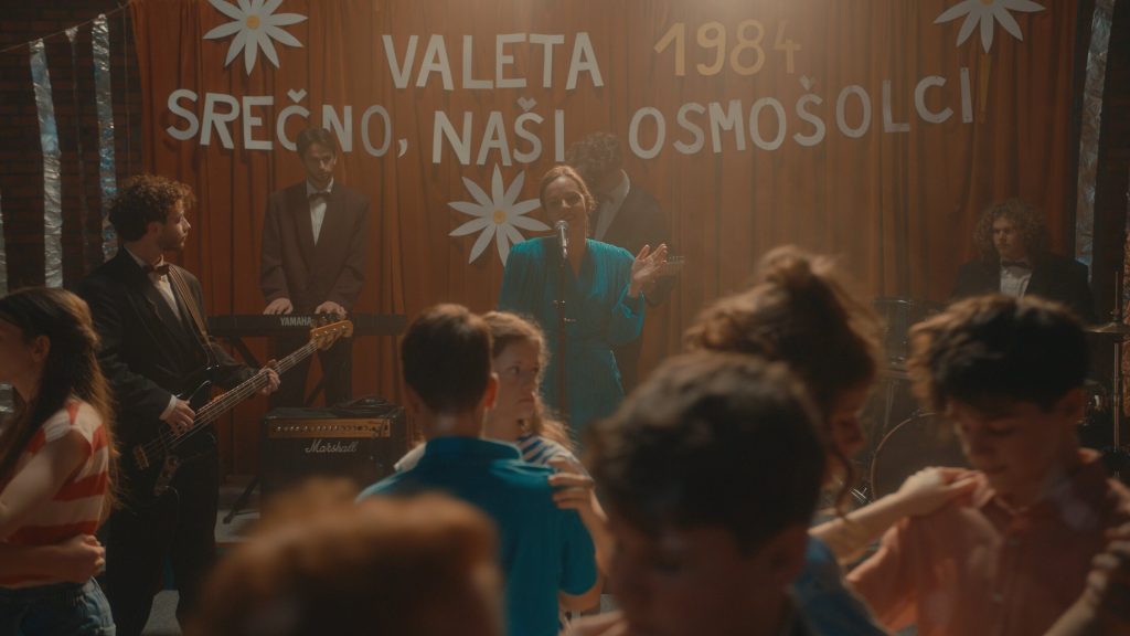 Kadar iz filma Belo se pere na devedeset 4