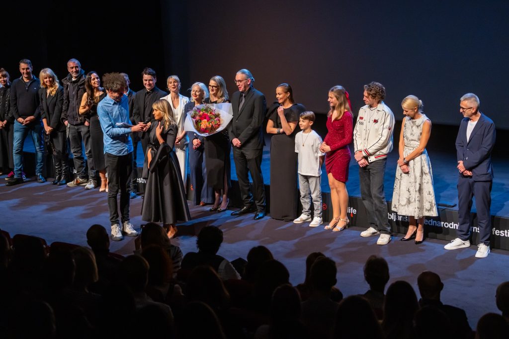 belo se pere na devedeset