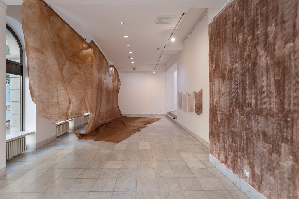 Jelena Micić, Crvena analiza, 2022, akumulativna instalacija, Galerija ULUS, Beograd