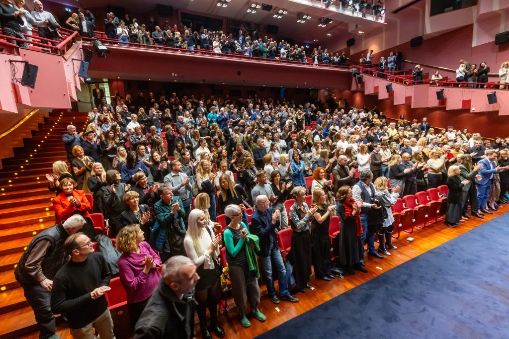 belo se pere na devedeset