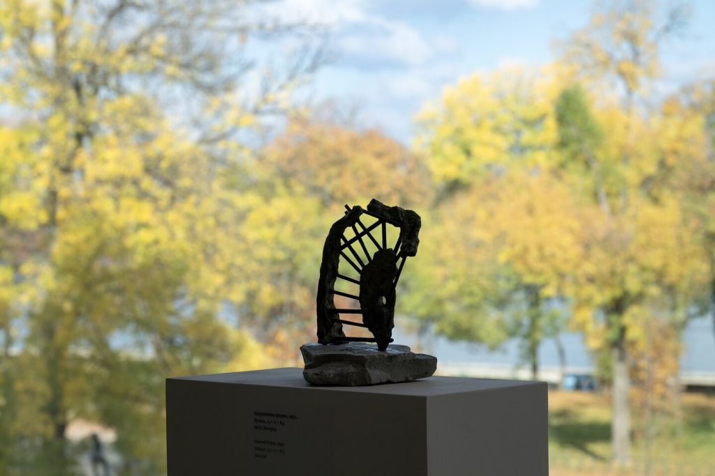 Postavka izložbe „Muzikalnost i skulpturalnost – Olga Jevrić“