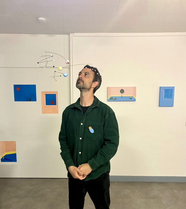 „Negde drugde“ kao večita čežnja: Izložba „Soba po potrebi“ Vladana Sibinovića u galeriji ULUS