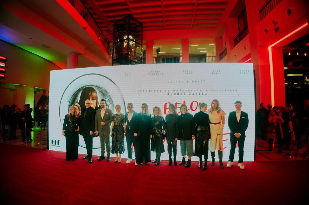 Ekipa filma Belo se pere na devedeset