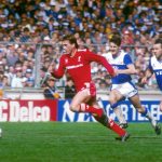 Liverpool’s Kenny Dalglish outpaces Everton’s Paul Bracewell and Peter Reid_10 May 1986_Peter Robinson_G9H5HE