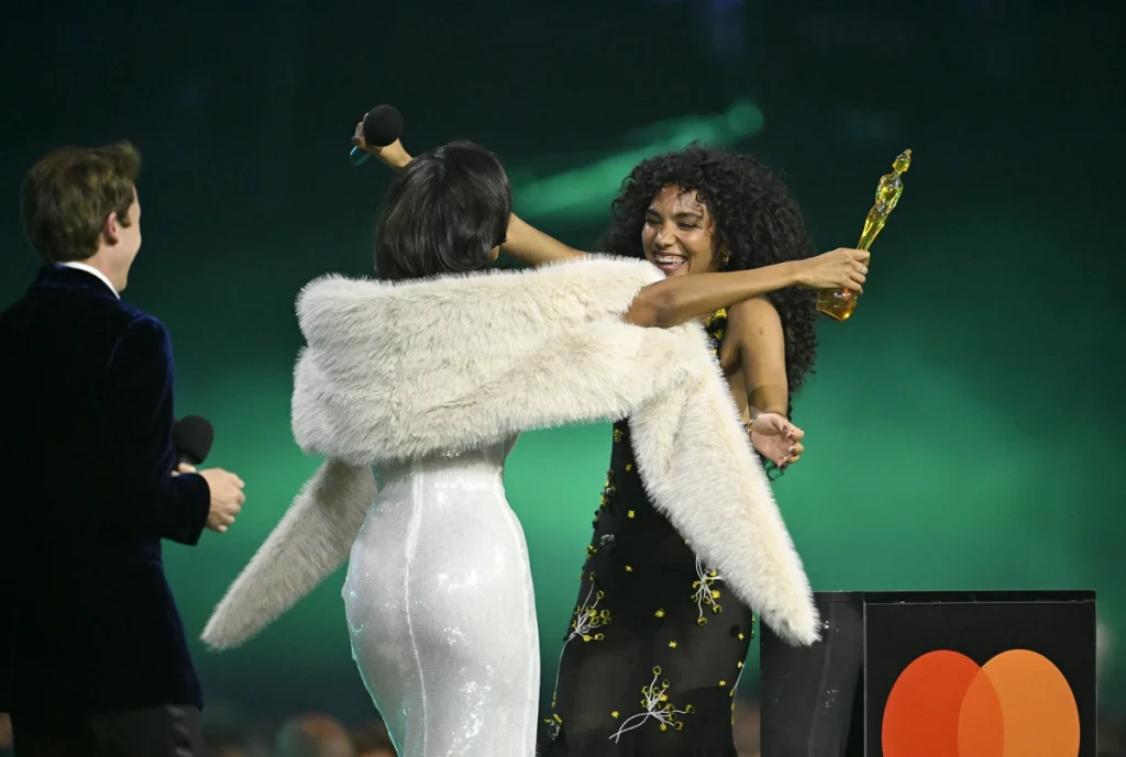 Oliva Dean accepts award at BRITs 2026