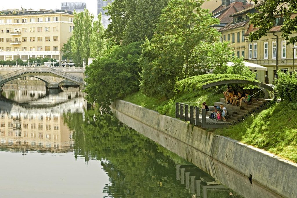 Breda Bizjak - Paviljon na reci Ljubljanici