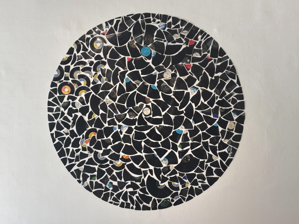 Dragan Vojvodić - Jugoton, instalacija, R 220 cm, 2025; Foto: Ljiljana Maletin Vojvodić