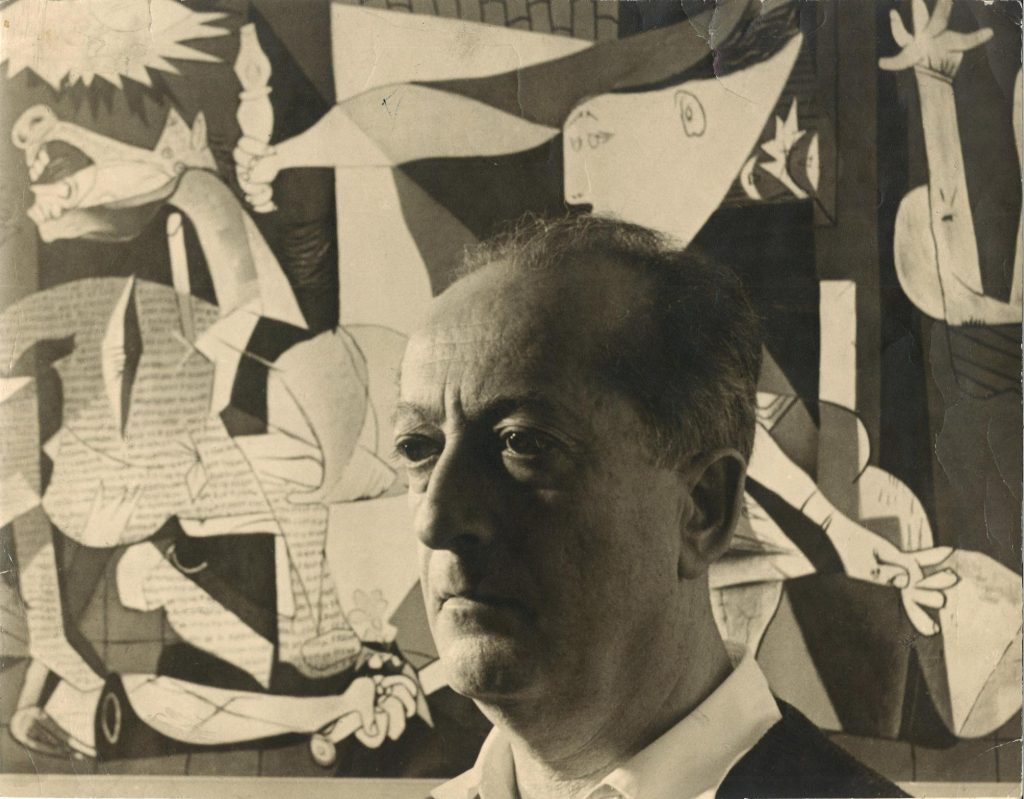 Oto Bihalji-Merin ispred reprodukcije Pikasove Gernike, foto Srećko Podvinec