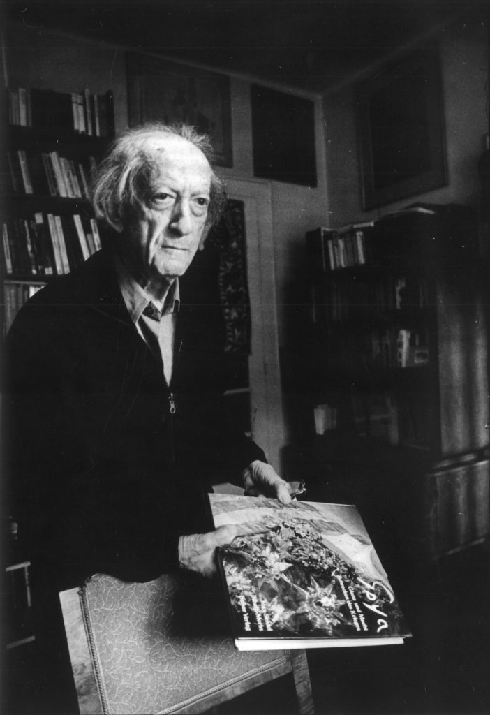 Oto Bihalji-Merin u radnoj sobi