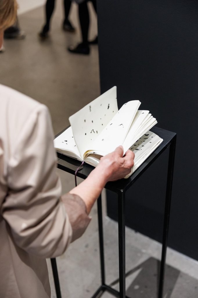 Dots, Vesna Perunović