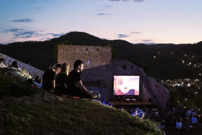 Gledanje filma sa tvrđave