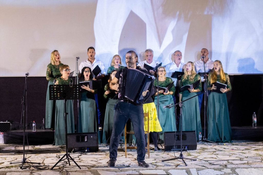 Dušan Sekulić sa bendom i Gradskim horom Bečej