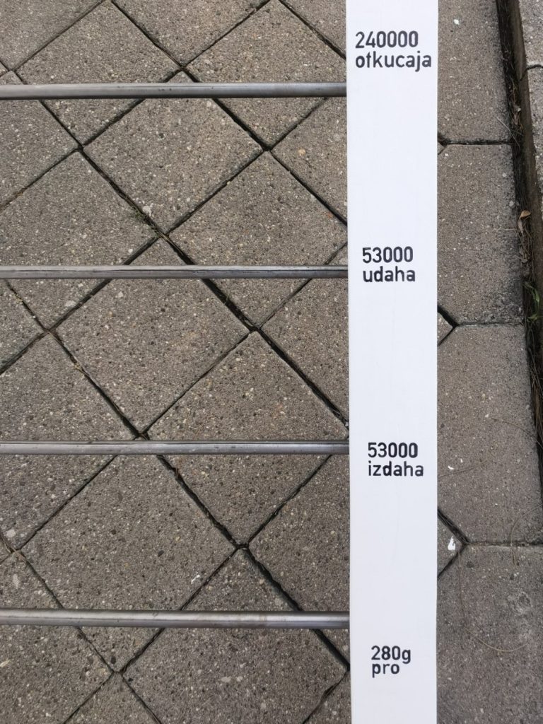 Tanja Juričan, Brojanica, iz serije Strategije odbrane, objekat (drveni ram, silikon, suvo kukuruzno zrno), detalj, 340 x 120 x