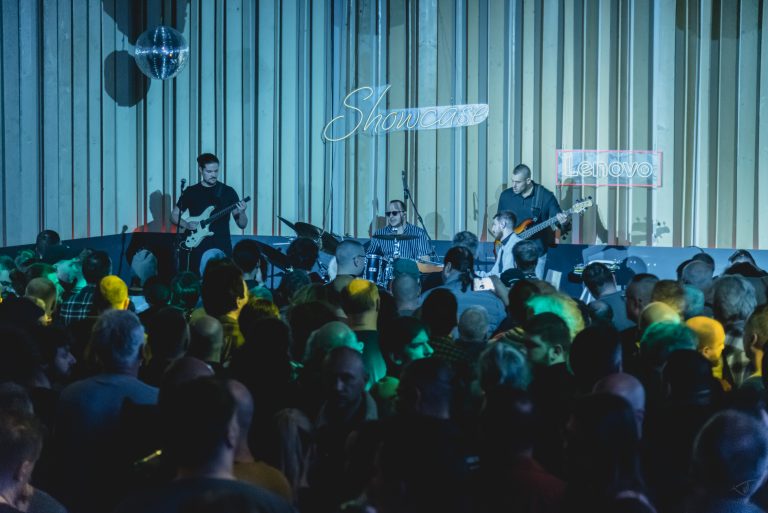 Publika i bend na Musicology Showcase by Lenovo nastupu u BitefArtCafe klubu