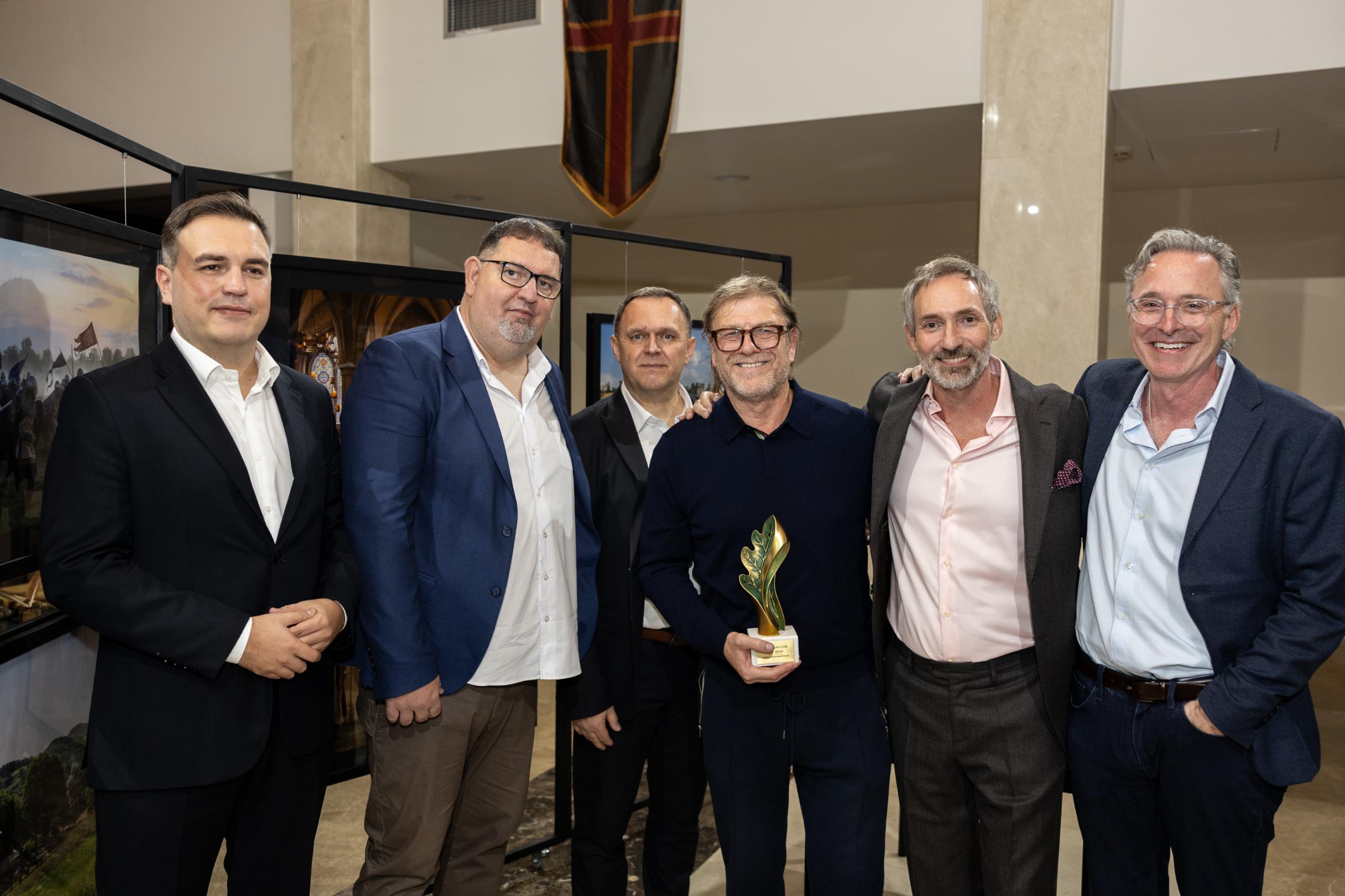 Dragan Arsić, Boban Stefanović, Šon Bin, Džonatan Ingliš i Džon Glen na dodeli nagrade „Veliki hrast“