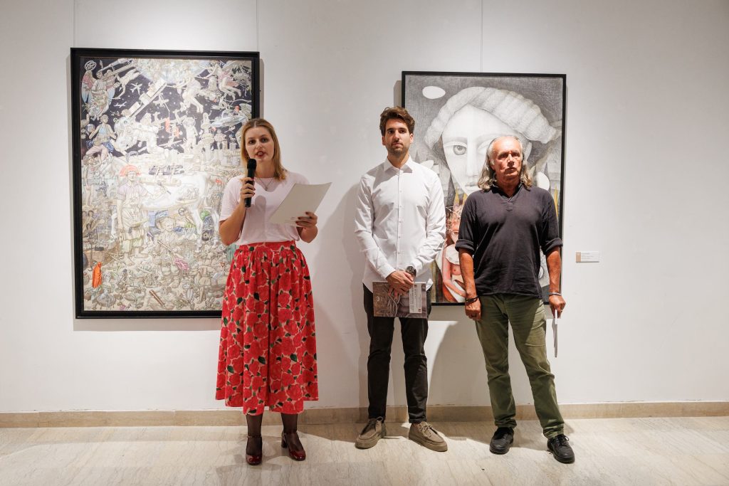 Emilija Aćimović, Mijat Mihajlović i Oliver Tomić na otvaranju izložbe „Svet fantastike na papiru“