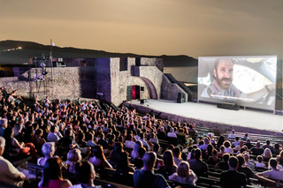 Publika prati projekciju filma „Crna truba