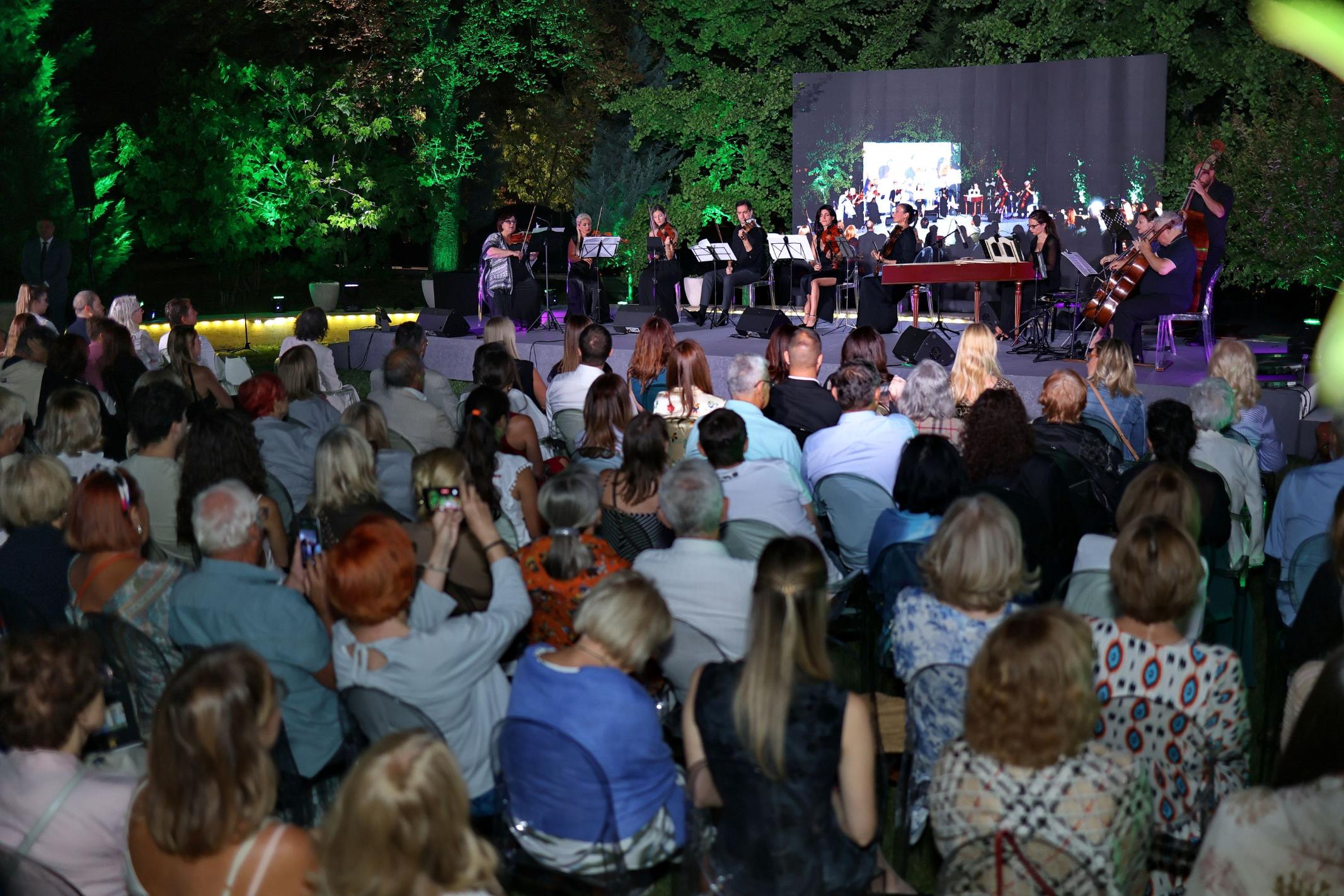 Koncert baroknog orkestra u vrtu Palate umetnosti Madlena