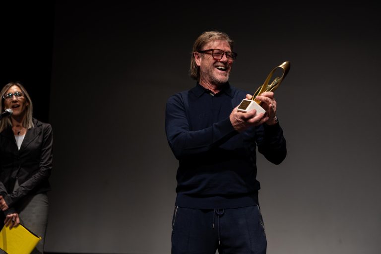 Šon Bin sa nagradom „Veliki hrast“ na 12. Međunarodnom filmskom festivalu u Gornjem Milanovcu