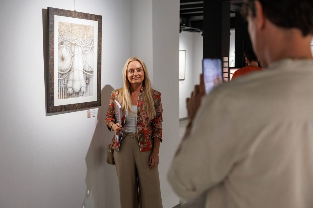 Snežana Petrović, rad na izložbi „Svet fantastike na papiru“