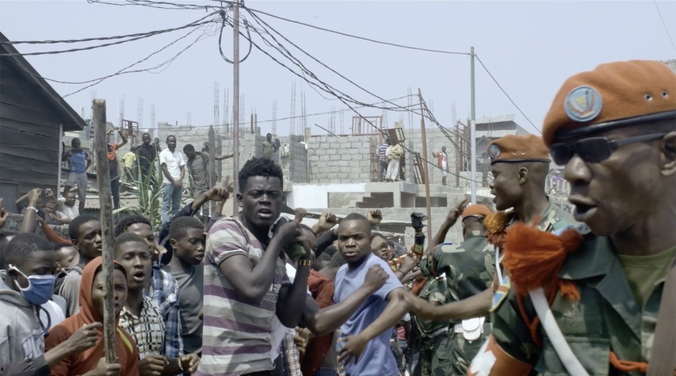 Kadar iz filma „Trop c'est trop (Enough is Enough)