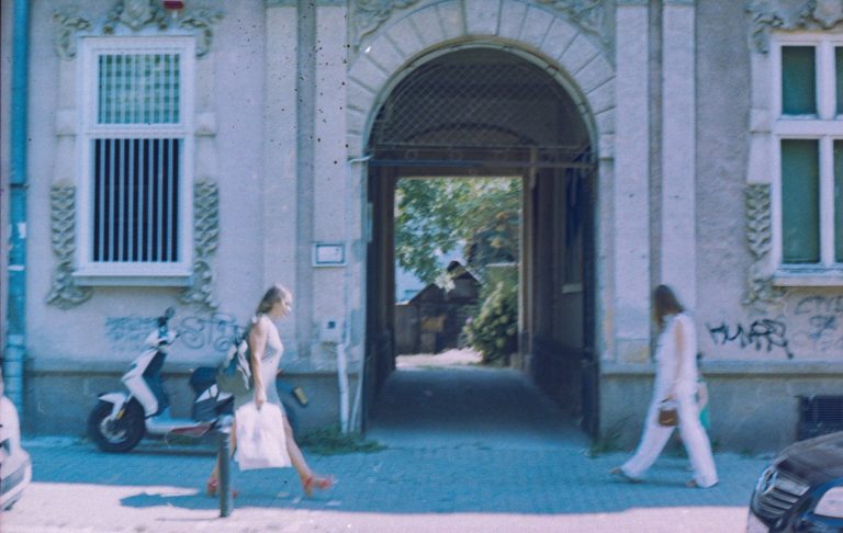 Analogna fotografija Magdalene Nenković sa izložbe Ništa preko duše