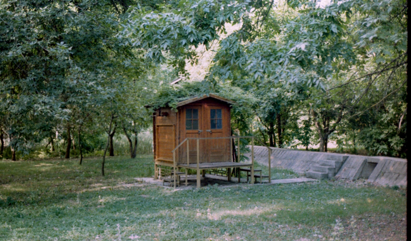 Analogna fotografija Magdalene Nenković sa izložbe Ništa preko duše