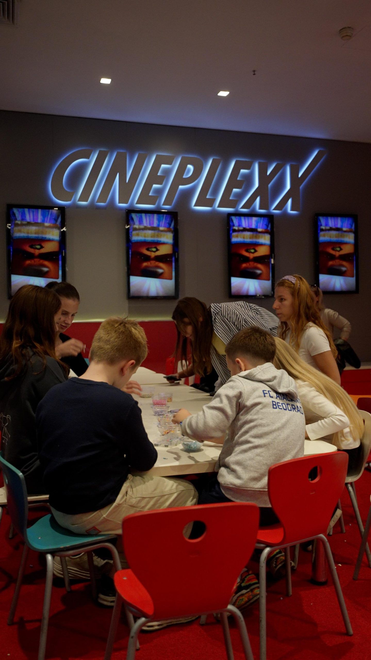 Posetioci premijere filma Ostrvo sećanja u Cineplexx 4D Delta City