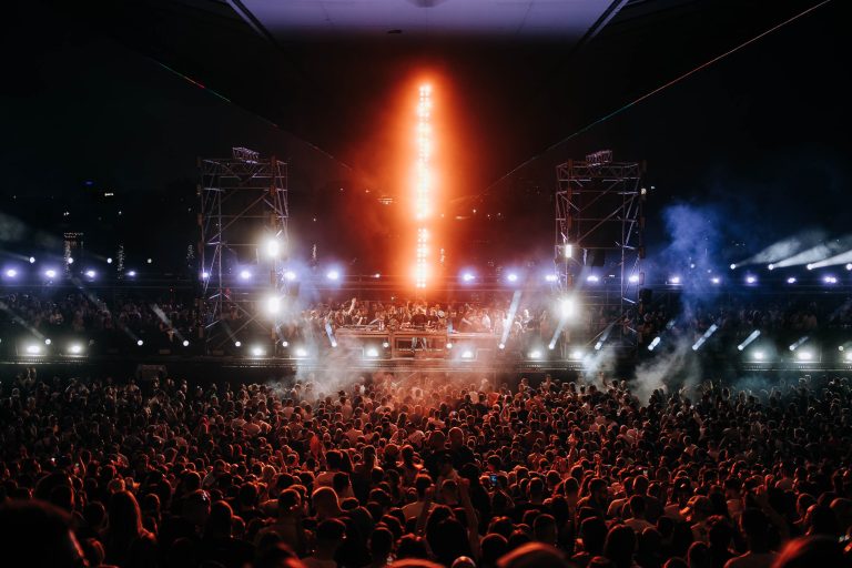 Šarlot de Vit i Tuborg Beat x Lovefest ispod pilona Mosta na Adi