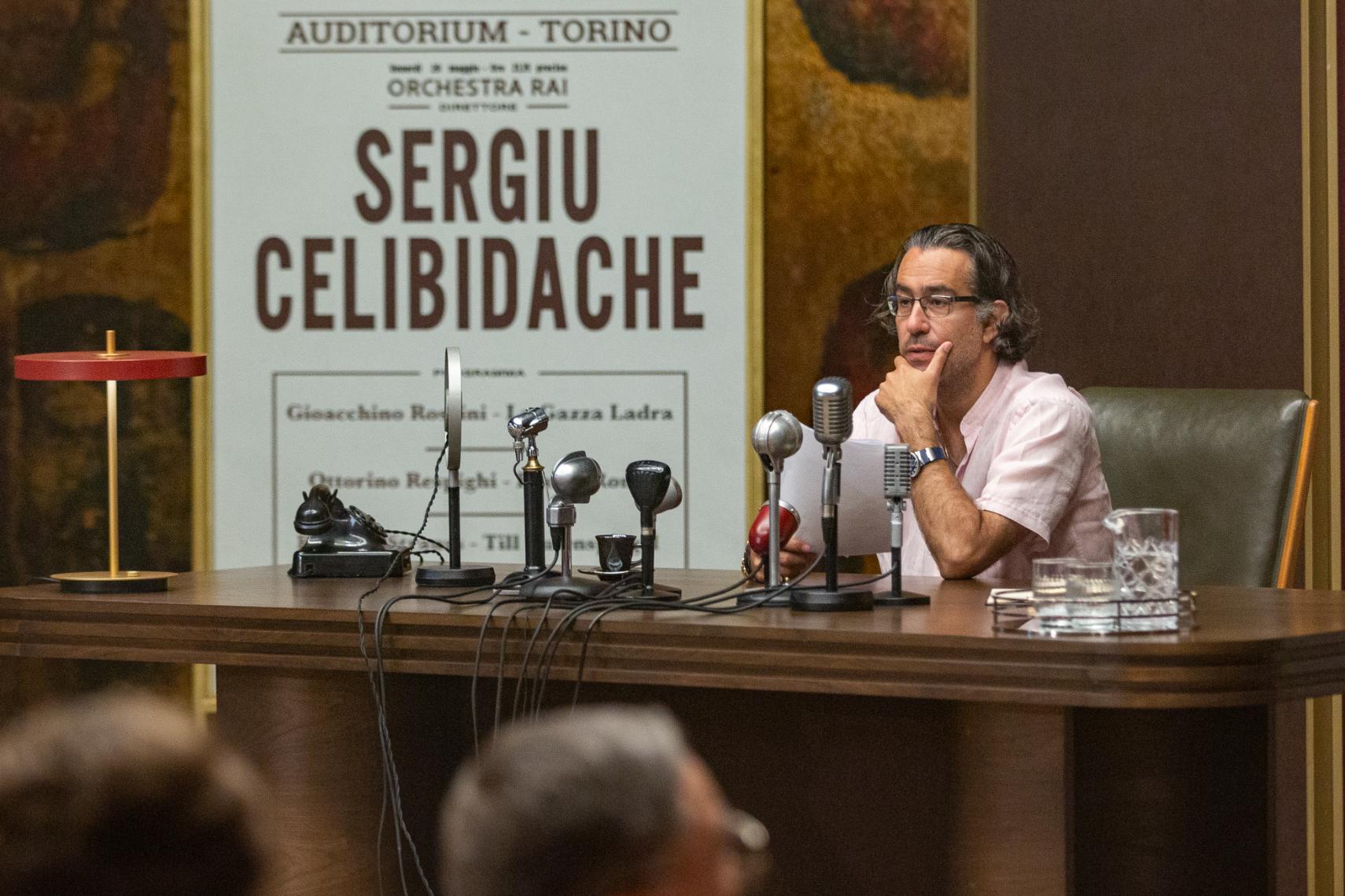 Reditelj Serž Joan Čelibidake na snimanju filma Žuta kravata
