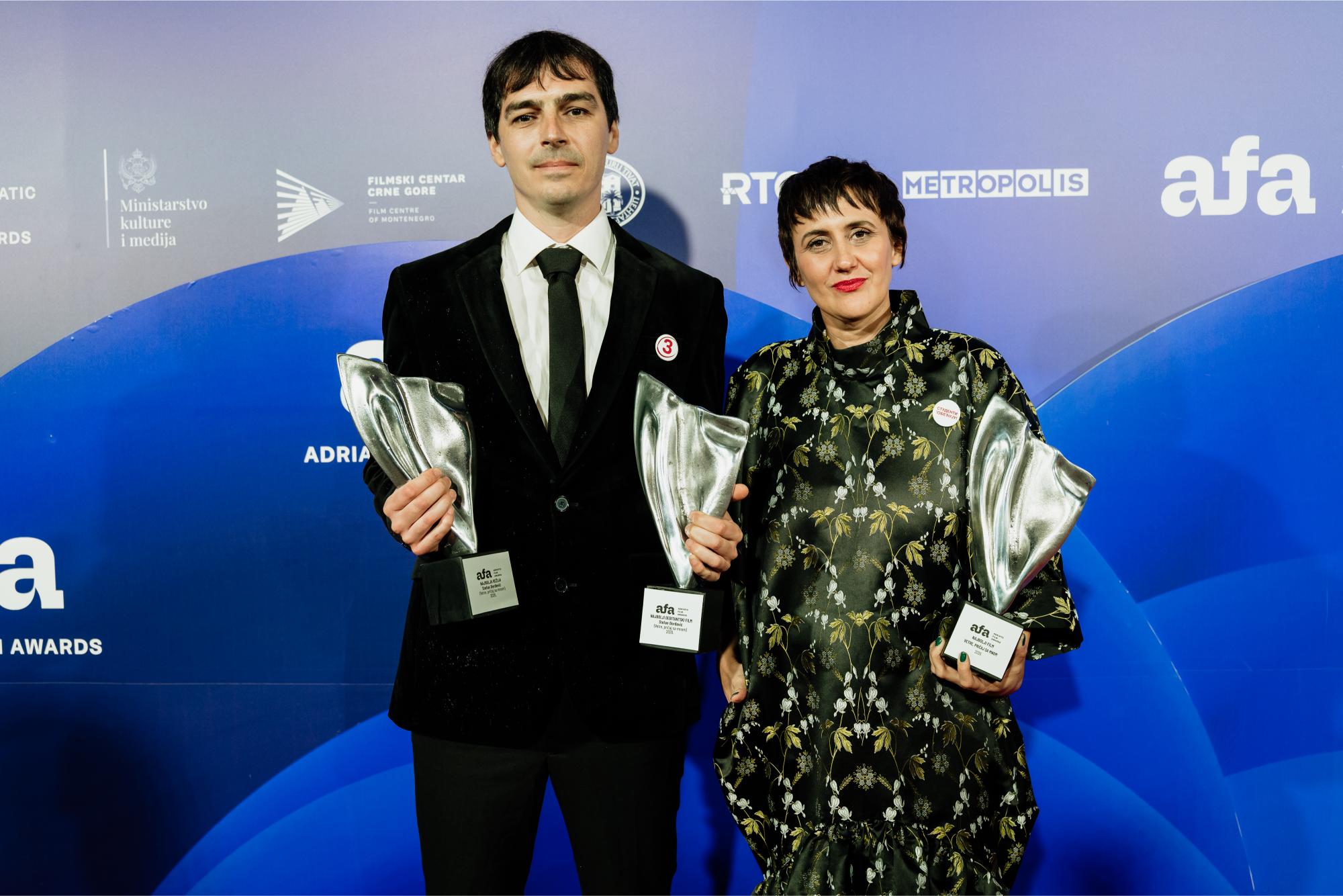 Stefan Đorđević i Dragana Jovović sa AFA nagradom za najbolji film „Vetre, pričaj sa mnom“
