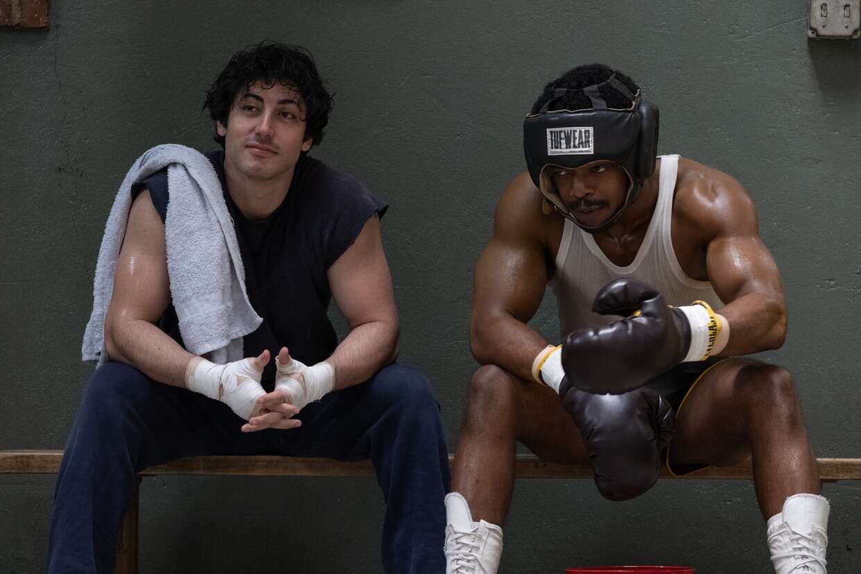 Entoni Ipolito kao Silvester Stalone i Stephan James kao Karl Veders u filmu „Ja sam Roki“