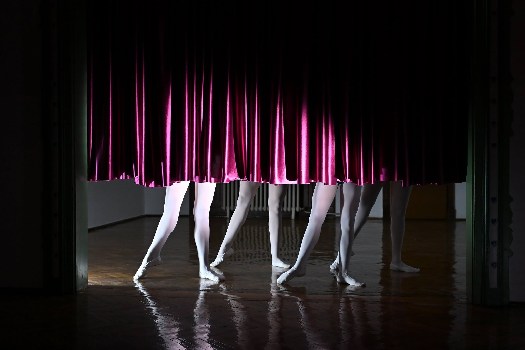Performans Slavice Obradović i Sonje Radaković na otvaranju izložbe „The Discipline“ u Savremenoj galeriji Subotica