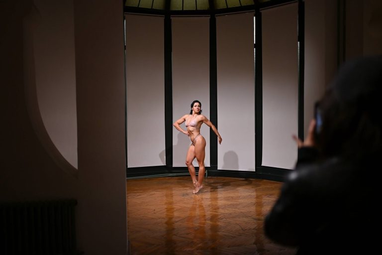 Performans Slavice Obradović i Sonje Radaković na otvaranju izložbe „The Discipline“ u Savremenoj galeriji Subotica