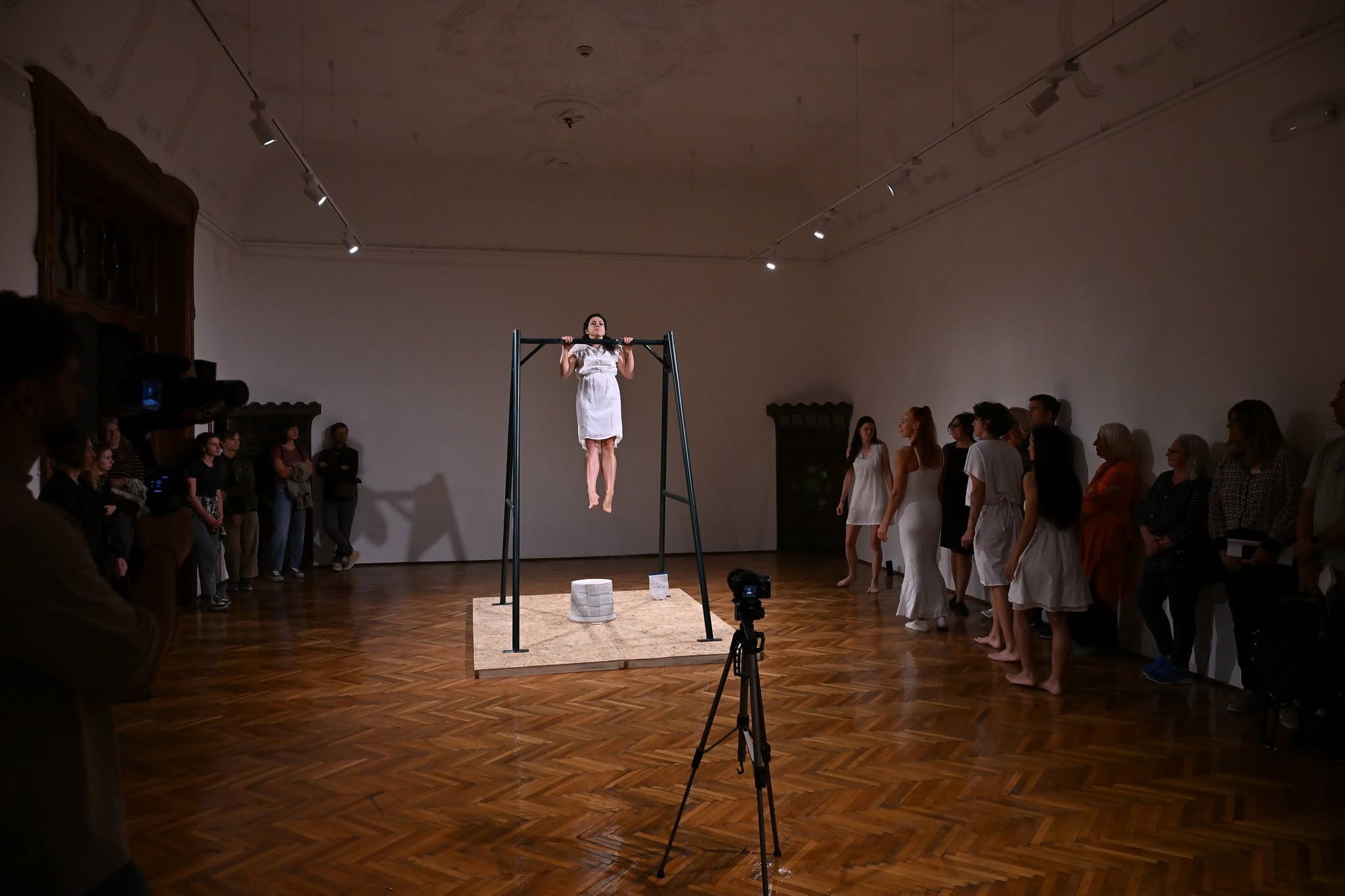 Performans Slavice Obradović i Sonje Radaković na otvaranju izložbe „The Discipline“ u Savremenoj galeriji Subotica