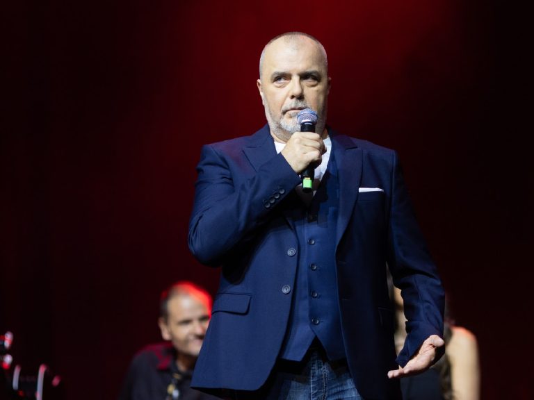 Nikola Kojo na sceni, muzička predstava „Kako sam prestao da pevam pod tušem“